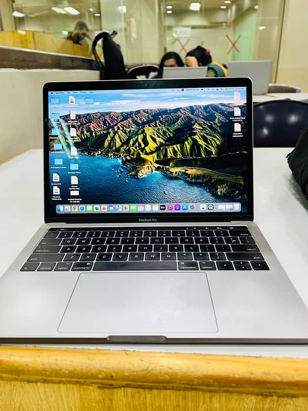 MacBook Pro 2017 core i5 with Touch Bar 2