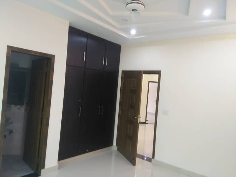 10 MARLA UPPER PORTION FOR RENT IN SECTOR B BAHRIA TOWN LAHORE 7