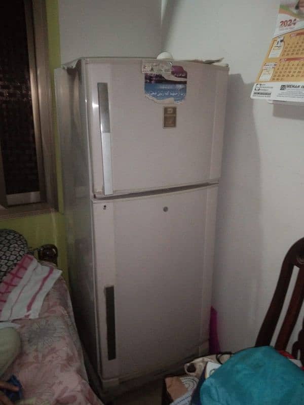 Dawlance medium size fridge 4