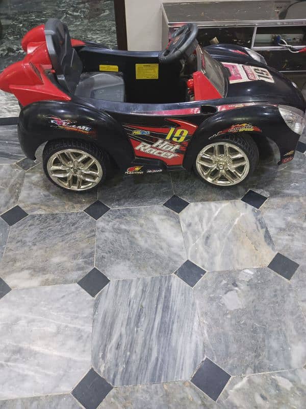 kids driving car available in good condition 1