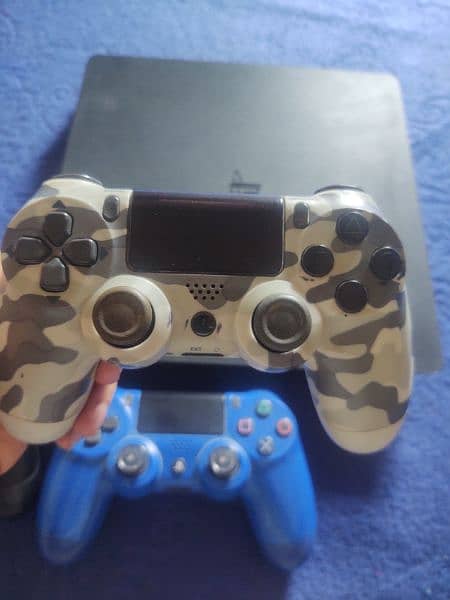 PS4 in good condition with 3 wireless controller 1