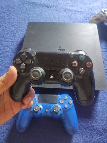 PS4 in good condition with 3 wireless controller 2