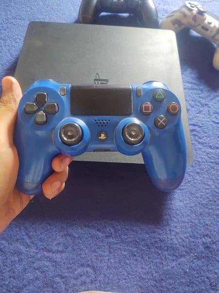 PS4 in good condition with 3 wireless controller 3