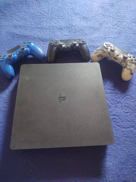 PS4 in good condition with 3 wireless controller 4