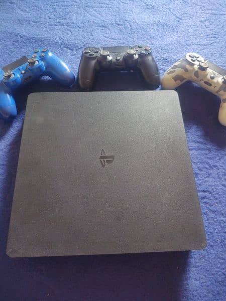 PS4 in good condition with 3 wireless controller 5
