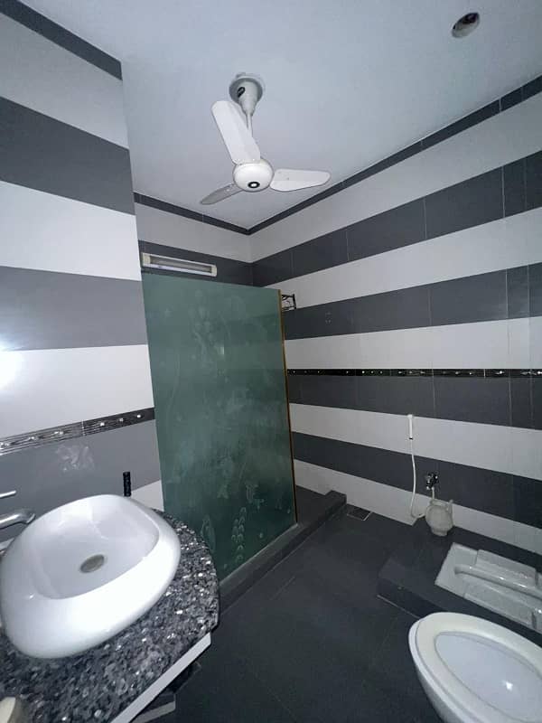 1 knal 2nd floor for rent 3 bed room attach washrooms at the prime location off Johar town 11