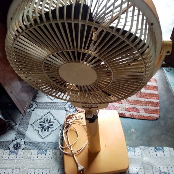 I am selling used pak louvre fan 1