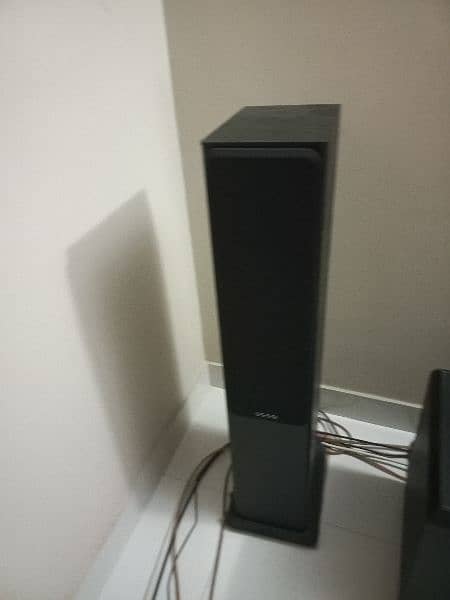 Bronze 5 Monitor audio black front speakers 1