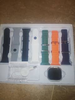 Smart Watch With 7 Straps In New Condition