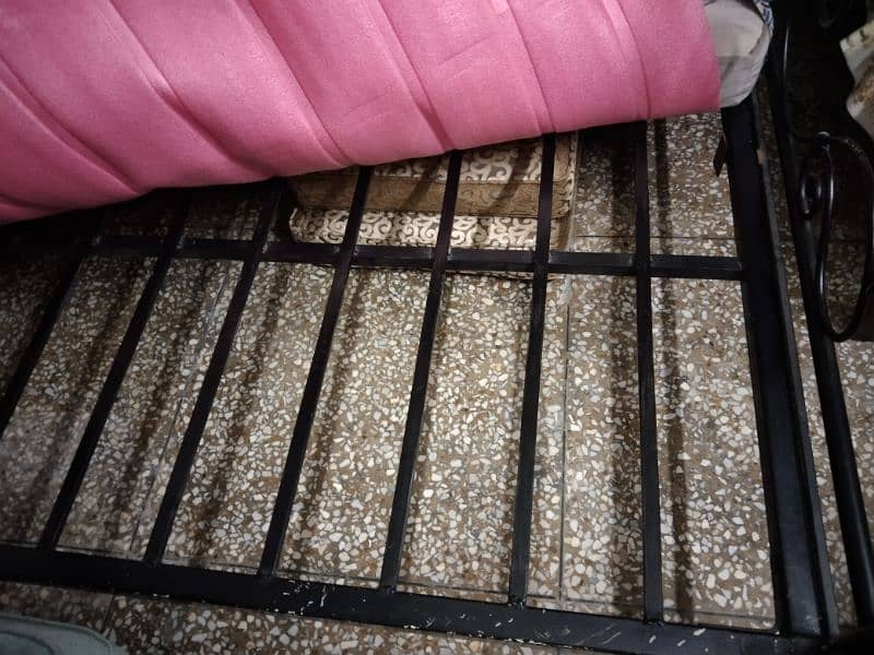 BLACK IRON BED KING SIZE 2