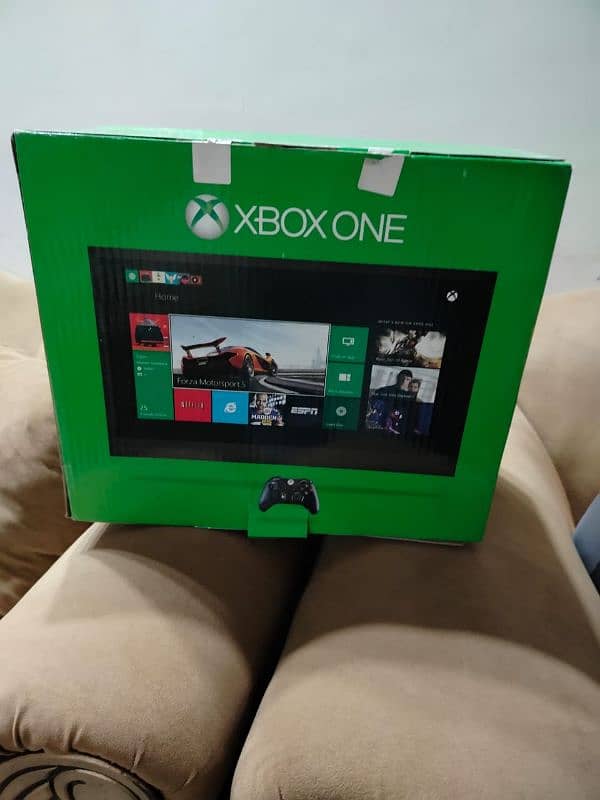 Xbox one with controller 1