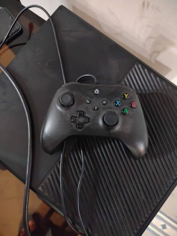 Xbox one with controller 3