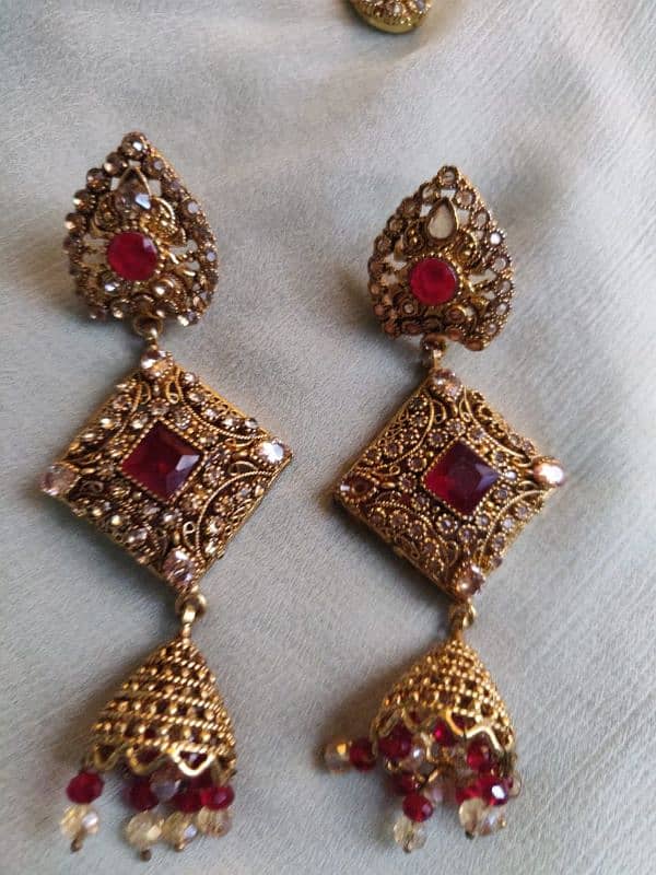 jwlry set of red color it's 1 time used n in superb condition 2