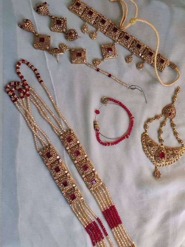 jwlry set of red color it's 1 time used n in superb condition 8