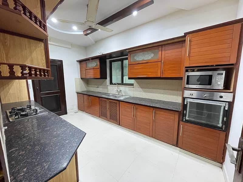 4 Beds 10 Marla Prime Location House For Rent In DHA Phase 4 Lahore 8