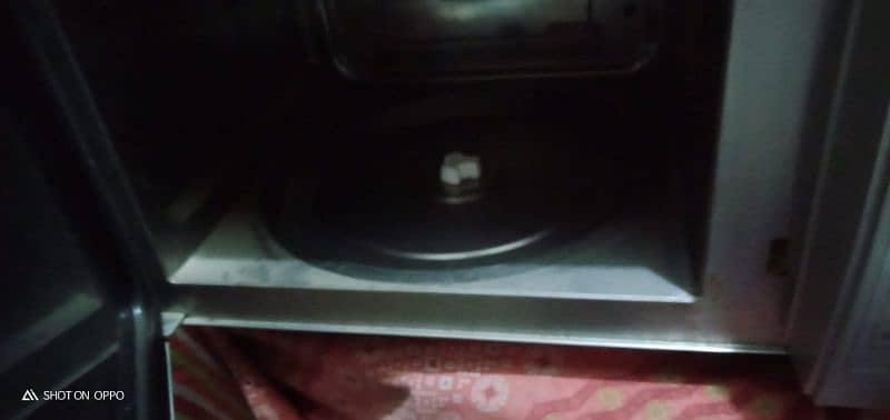 LG Microwave with Accessories 4