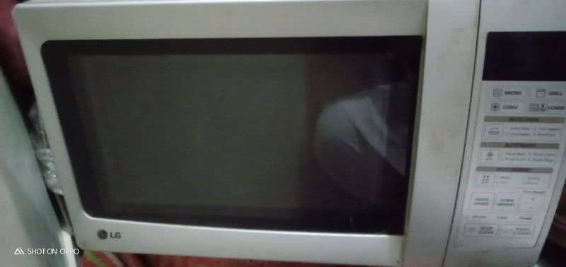 LG Microwave with Accessories 5