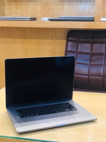 mac book pro 2019,  16 inch display 4