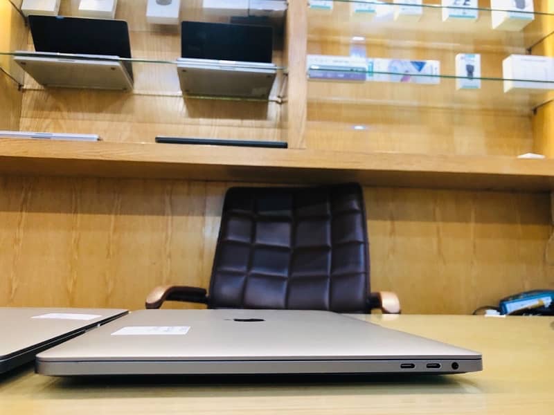 mac book pro 2019,  16 inch display 5