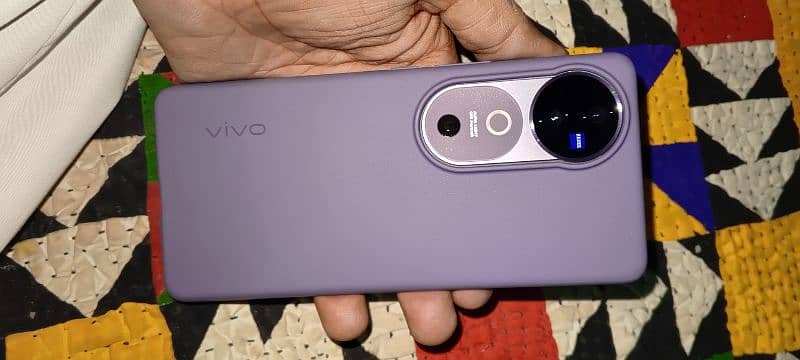 Vivo v40 3