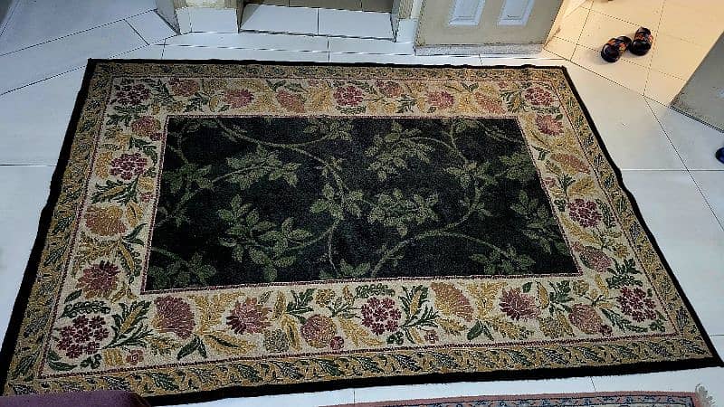 center piece carpet in very good condition like new 3