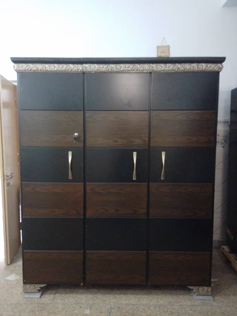 Lakri ke Almari/ Wooden Wardrobe/ Used Almirah 0