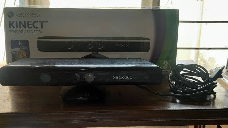 xbox360. two controlers. kinnetic sensor 2