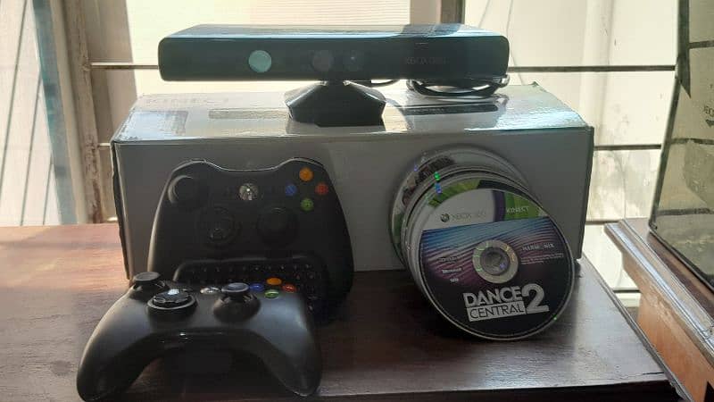 xbox360. two controlers. kinnetic sensor 4