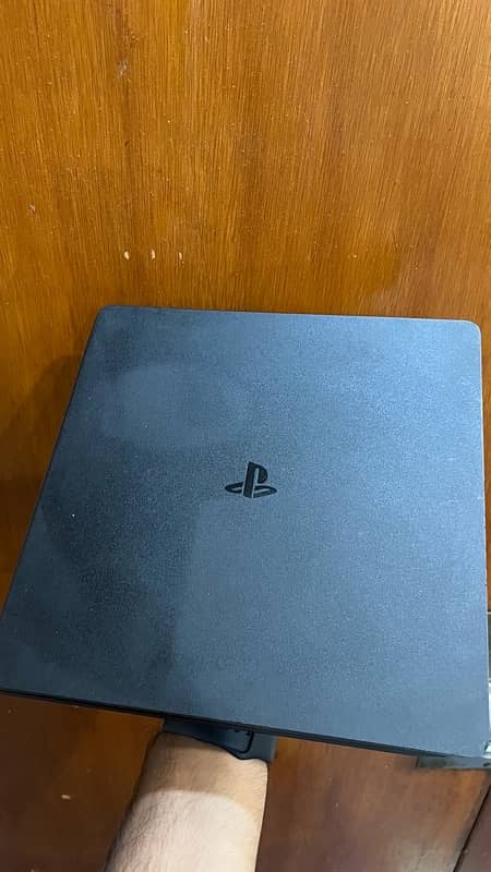 PS4 slim with orignal controller very less used 1