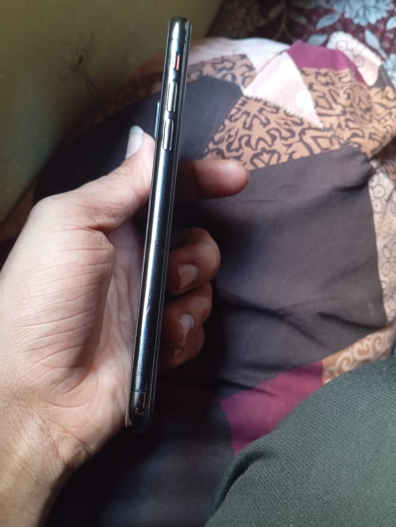 apple iphone xs black clour non pta 3