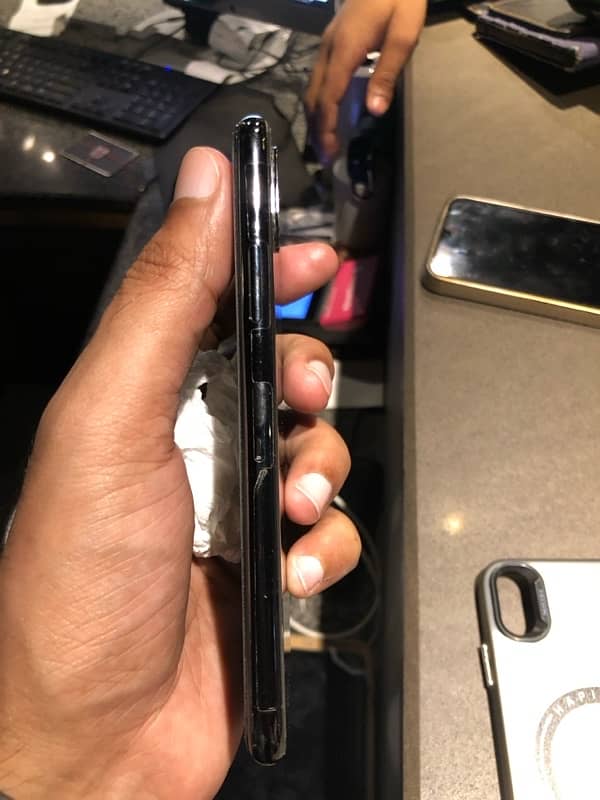 iPhone xs 64 gb pta approved 5