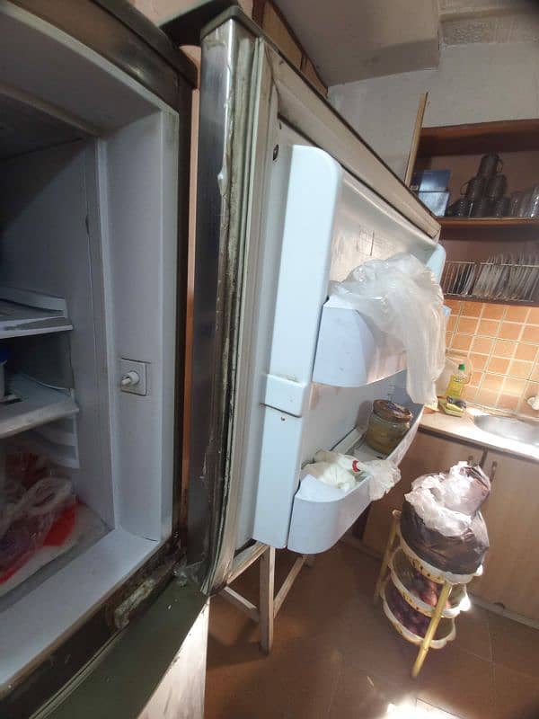 MEDIUM SIZE PEL FRIDGE 13