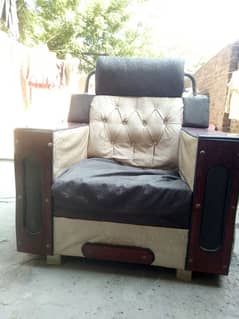 1 seater single sofa condition 10/9