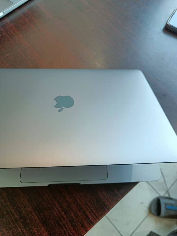 apple MacBook pro M1 13 inches 16gb,1tb SSD in 10/10 condition 2