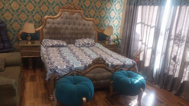 crown bed.  luxury  bed.   bed set 4