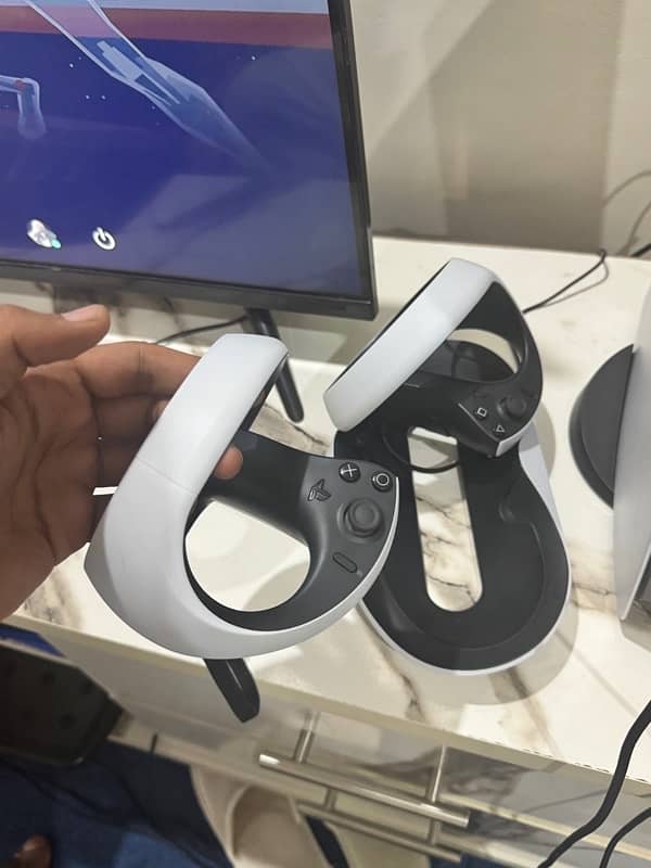 PSVR2 just 7 8 time used with free charging station and Gt7 1