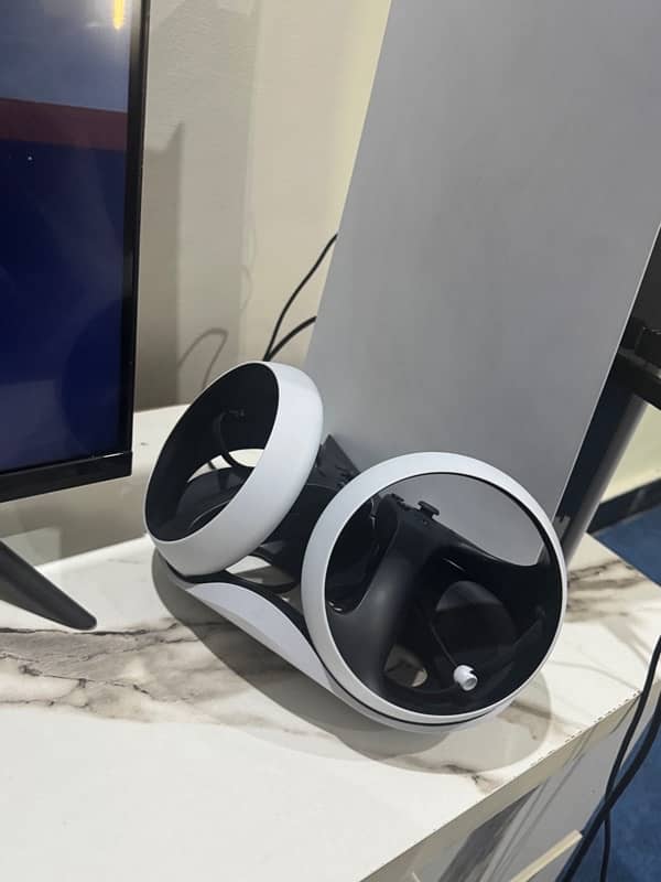 PSVR2 just 7 8 time used with free charging station and Gt7 4