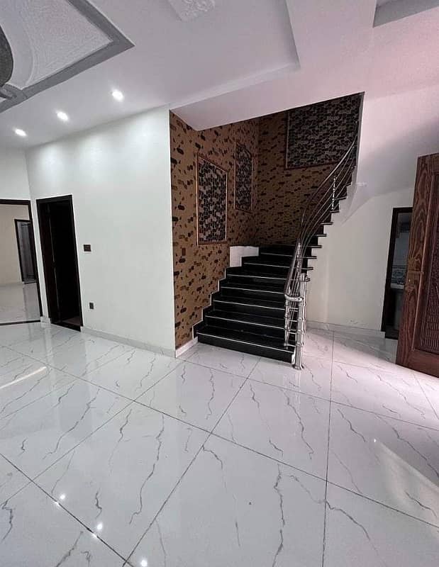 10 Marla Beautifully designed house For Rent In Park View City Lahore. 1