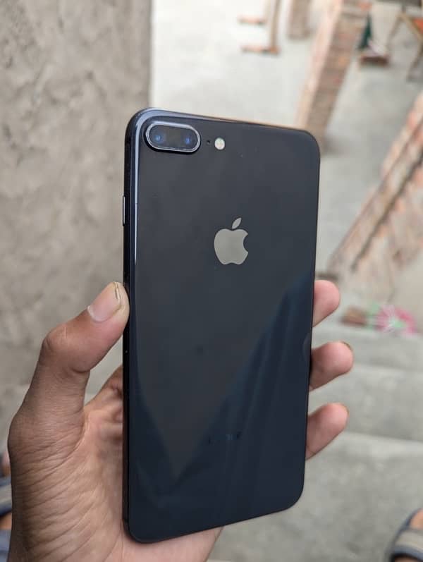 iPhone 8 Plus 1