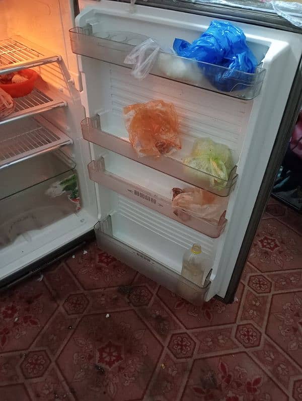 Dawlance larg saiz fridge he boht achi colling krti he 4