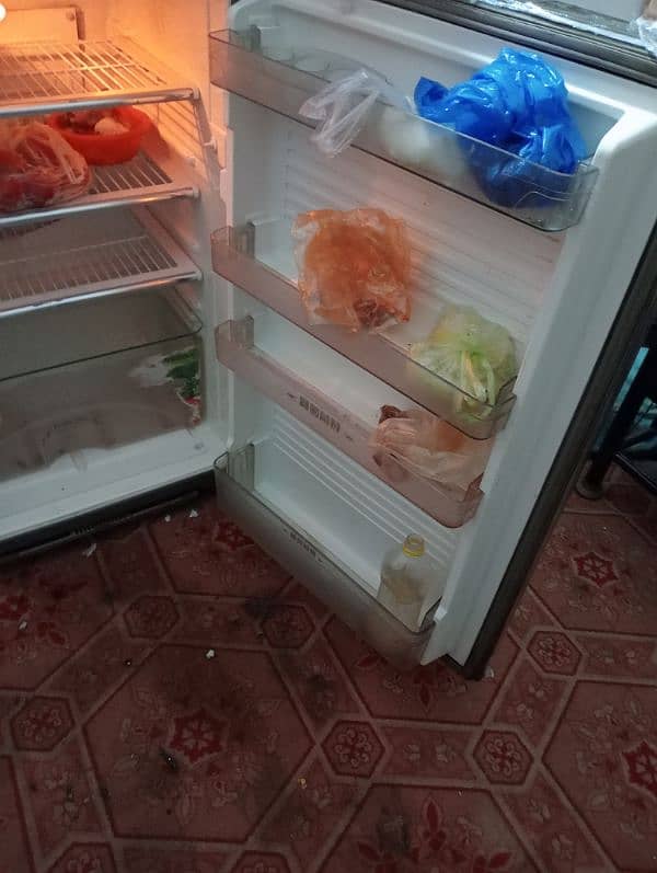 Dawlance larg saiz fridge he boht achi colling krti he 5