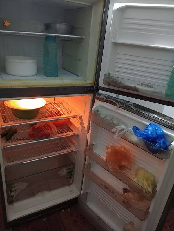 Dawlance larg saiz fridge he boht achi colling krti he 6