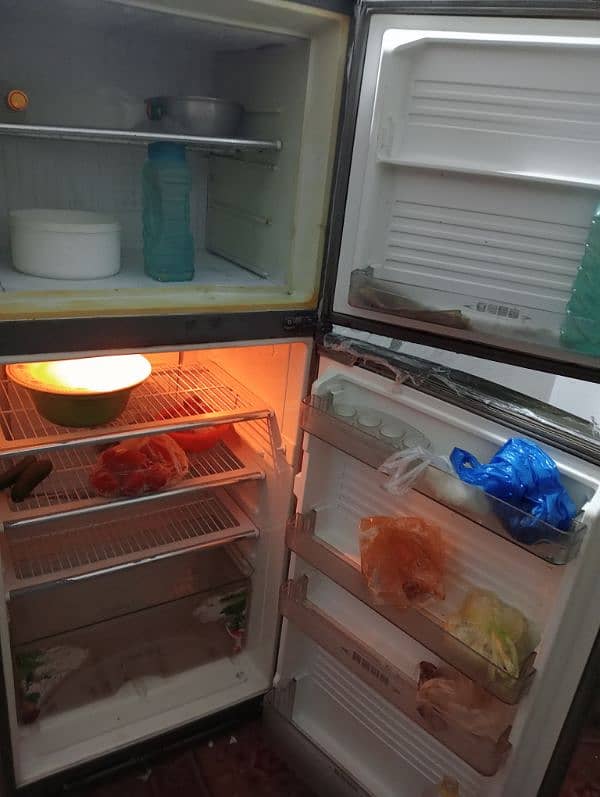 Dawlance larg saiz fridge he boht achi colling krti he 7