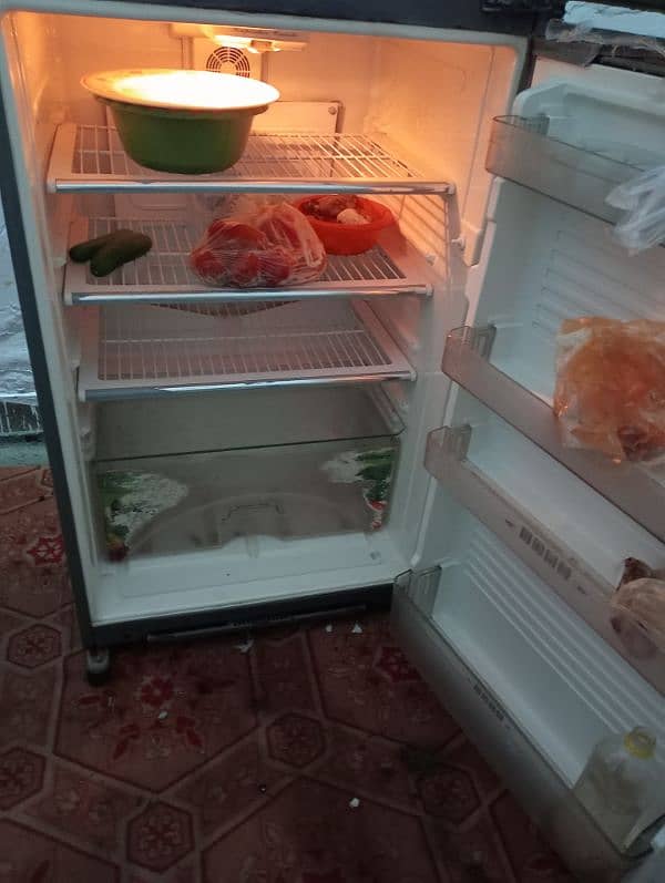 Dawlance larg saiz fridge he boht achi colling krti he 8