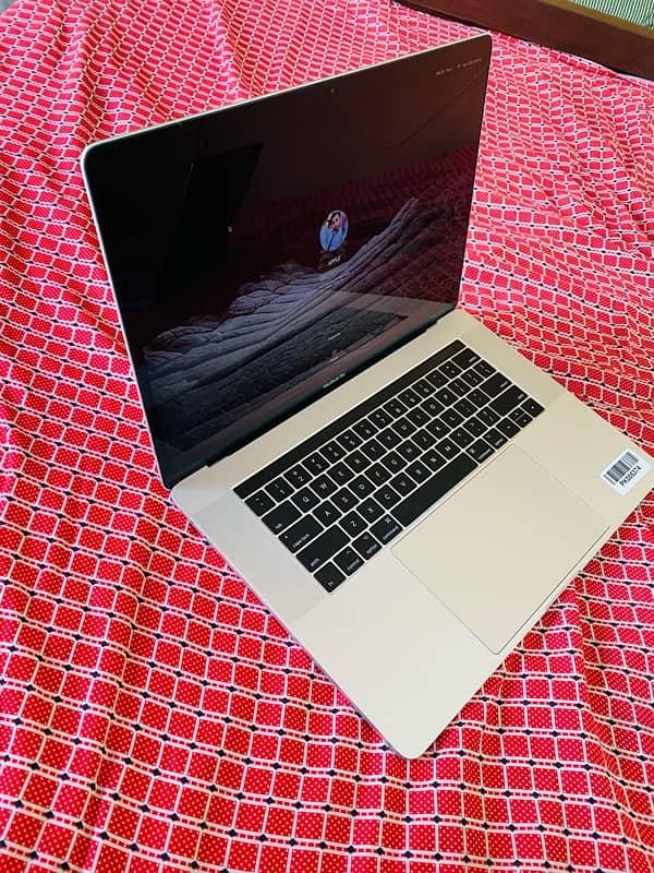 MacBook Pro 2017 Core i7 Touch bar 16/512 1