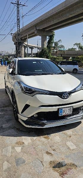 Toyota C-HR 2017 1