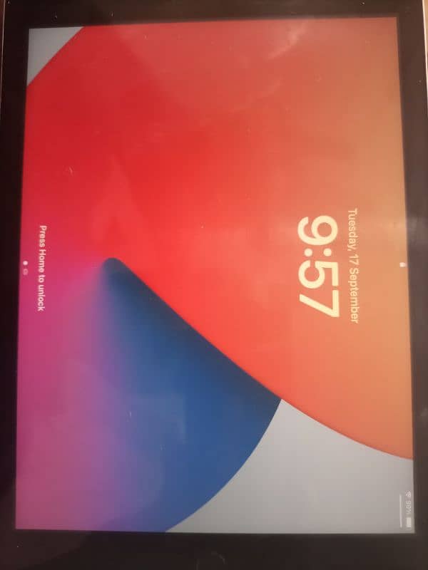 ipad 5th gen 32 gb side minor break. . 1