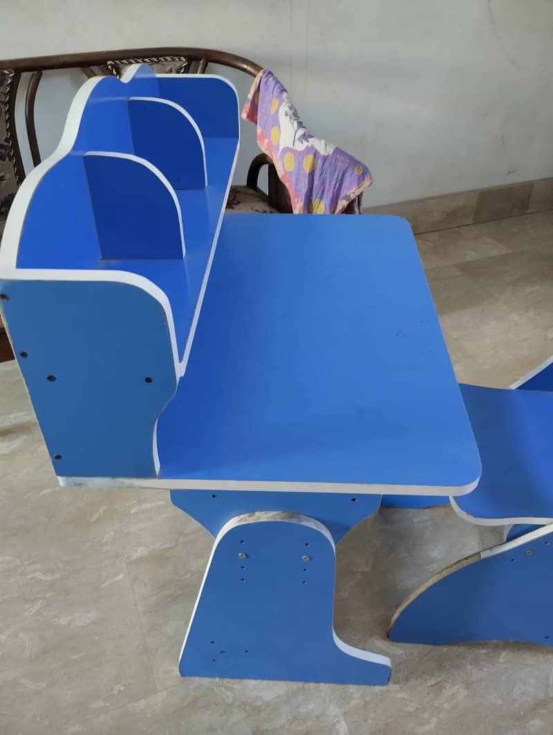 Kids Study table like new 2