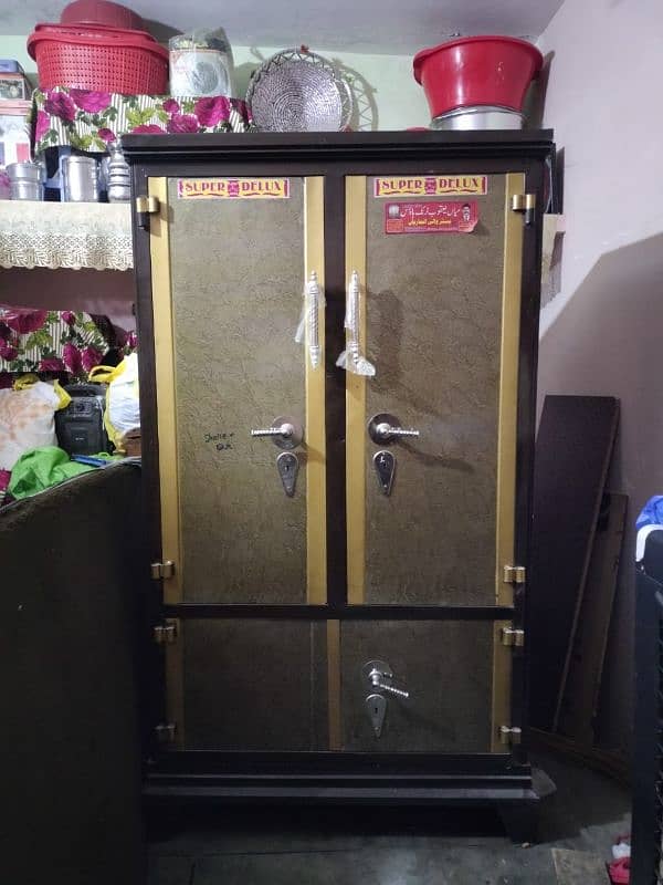 Iron safe Almirah 2 doors 9/10 2