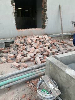 purani bricks ka malbah or bricks hai